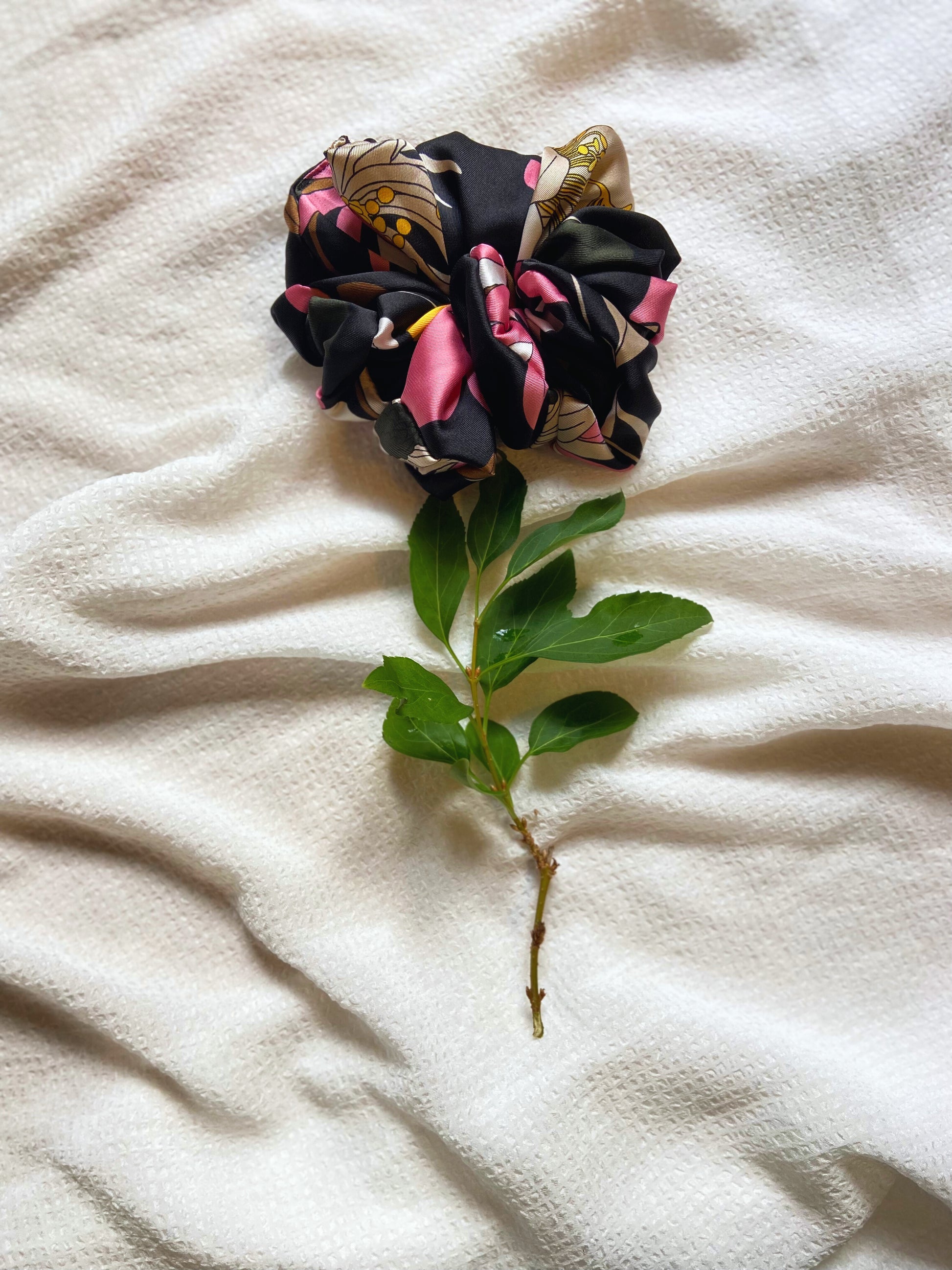 Maxi chouchou noir fleuri